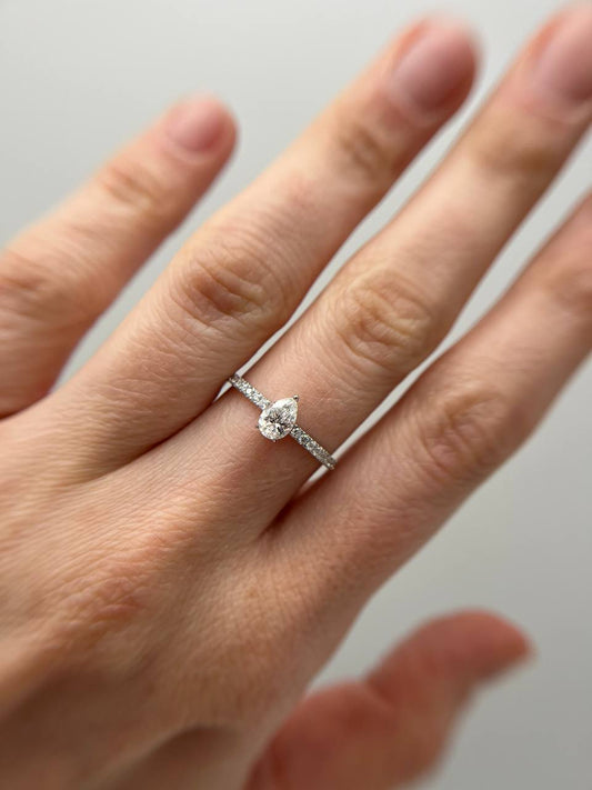 Pear diamond on half-entity band