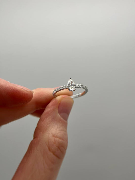 Pear diamond on half-entity band